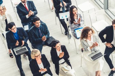 Bir grup iş adamı seminer konferansında toplanıyor. Seyirciler, çalışanların eğitim seanslarındaki eğitmenleri dinliyor. Uzman konuşmacı ile ofis çalışanları toplantısı .