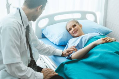 Profesyonel üniformalı doktor hastanedeki ya da klinikteki hastayı muayene ediyor. Sağlık, sağlık ve doktor hizmetleri konsepti.