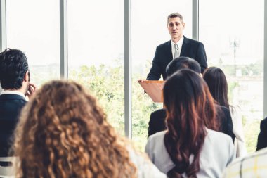Bir grup iş adamı seminer konferansında toplanıyor. Seyirciler, çalışanların eğitim seanslarındaki eğitmenleri dinliyor. Uzman konuşmacı ile ofis çalışanları toplantısı .