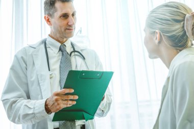 Profesyonel üniformalı doktor hastanedeki ya da klinikteki hastayı muayene ediyor. Sağlık, sağlık ve doktor hizmetleri konsepti.