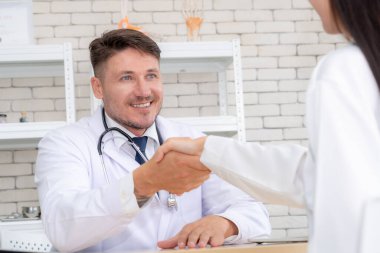 Profesyonel üniformalı doktor hastanedeki ya da klinikteki hastayı muayene ediyor. Sağlık, sağlık ve doktor hizmetleri konsepti.