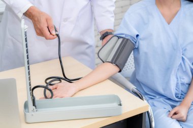 Profesyonel üniformalı doktor hastanedeki ya da klinikteki hastayı muayene ediyor. Sağlık, sağlık ve doktor hizmetleri konsepti.