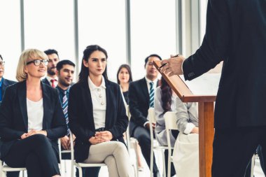 Bir grup iş adamı seminer konferansında toplanıyor. Seyirciler, çalışanların eğitim seanslarındaki eğitmenleri dinliyor. Uzman konuşmacı ile ofis çalışanları toplantısı .