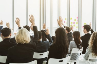 Bir grup iş adamı seminer konferansında toplanıyor. Seyirciler, çalışanların eğitim seanslarındaki eğitmenleri dinliyor. Uzman konuşmacı ile ofis çalışanları toplantısı .