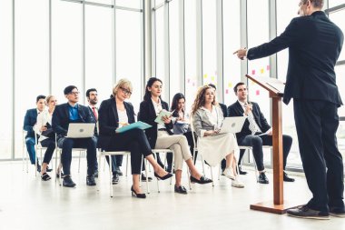 Bir grup iş adamı seminer konferansında toplanıyor. Seyirciler, çalışanların eğitim seanslarındaki eğitmenleri dinliyor. Uzman konuşmacı ile ofis çalışanları toplantısı .