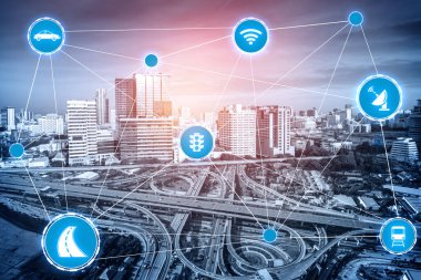 Gelecekteki araba trafiği için akıllı ulaşım teknolojisi kavramı. Sanal akıllı sistem, şehir sokaklarındaki araç verilerini birbirine bağlamak için dijital bilgi analizi yapıyor. Gelecekteki yenilik .