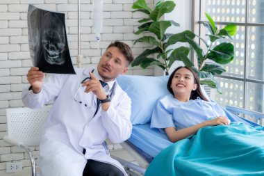 Profesyonel üniformalı doktor hastanedeki ya da klinikteki hastayı muayene ediyor. Sağlık, sağlık ve doktor hizmetleri konsepti.