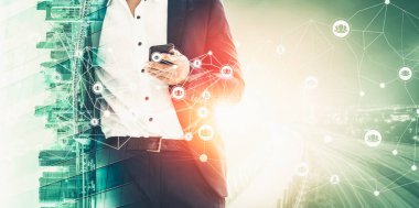 Modern yaratıcı iletişim ve internet ağı akıllı şehirde birleşir. 5G kablosuz dijital bağlantı ve gelecekteki şeylerin interneti kavramı.