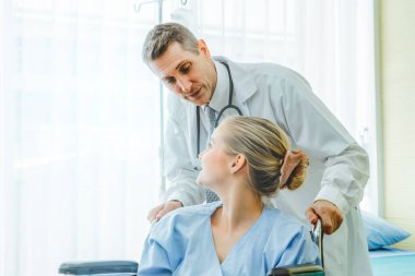 Profesyonel üniformalı doktor hastanedeki ya da klinikteki hastayı muayene ediyor. Sağlık, sağlık ve doktor hizmetleri konsepti.