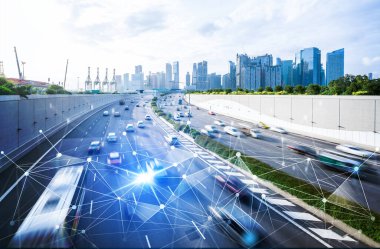 Gelecekteki araba trafiği için akıllı ulaşım teknolojisi kavramı. Sanal akıllı sistem, şehir sokaklarındaki araç verilerini birbirine bağlamak için dijital bilgi analizi yapıyor. Gelecekteki yenilik .