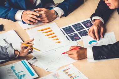 Zeki iş adamı ve iş kadını modern ofis içinde grup toplantılarında konuşuyorlar. İş ortaklığı stratejik planlama ve iş arkadaşlarının beyin fırtınası.