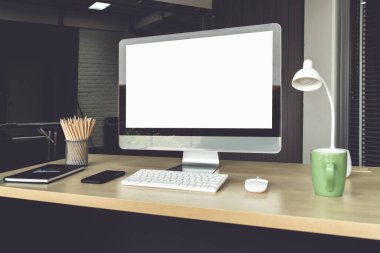 Tasarım için boş bilgisayar monitörü modern küçük ofis içi ya da ev içi ofislerde şablon oluşturur. Yaratıcı meslek için şık bir iş yeri.