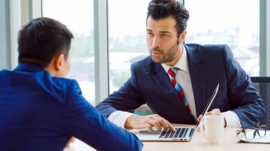 Şirket ofisindeki yönetici ve mülakatçıyla iş görüşmesinde iş arayan biri. Profesyonel kariyer fırsatı arayan genç mülakatçı. İnsan kaynakları ve adam toplama kavramı.