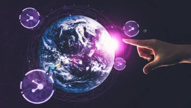 Modern yaratıcı iletişim ve internet ağı akıllı şehirde birleşir. 5G kablosuz dijital bağlantı ve gelecekteki şeylerin interneti kavramı.
