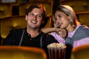 Kafkas aşığı sinemada film izlemeyi ve patlamış mısır yemeyi seviyor.