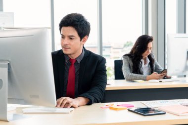 Modern ofis odasındaki masada çalışan iş adamları mali veri raporlarını incelerken .