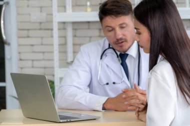 Profesyonel üniformalı doktor hastanedeki ya da klinikteki hastayı muayene ediyor. Sağlık, sağlık ve doktor hizmetleri konsepti.