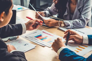 Zeki iş adamı ve iş kadını modern ofis içinde grup toplantılarında konuşuyorlar. İş ortaklığı stratejik planlama ve iş arkadaşlarının beyin fırtınası.
