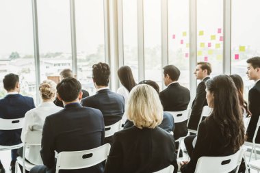 Bir grup iş adamı seminer konferansında toplanıyor. Seyirciler, çalışanların eğitim seanslarındaki eğitmenleri dinliyor. Uzman konuşmacı ile ofis çalışanları toplantısı .