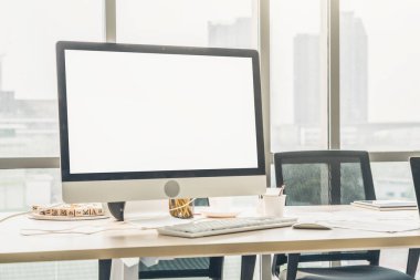 Tasarım için boş bilgisayar monitörü modern küçük ofis içi ya da ev içi ofislerde şablon oluşturur. Yaratıcı meslek için şık bir iş yeri.
