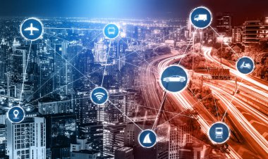 Gelecekteki araba trafiği için akıllı ulaşım teknolojisi kavramı. Sanal akıllı sistem, şehir sokaklarındaki araç verilerini birbirine bağlamak için dijital bilgi analizi yapıyor. Gelecekteki yenilik .