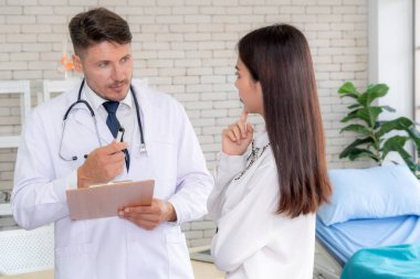 Profesyonel üniformalı doktor hastanedeki ya da klinikteki hastayı muayene ediyor. Sağlık, sağlık ve doktor hizmetleri konsepti.