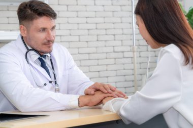 Profesyonel üniformalı doktor hastanedeki ya da klinikteki hastayı muayene ediyor. Sağlık, sağlık ve doktor hizmetleri konsepti.