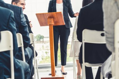 Bir grup iş adamı seminer konferansında toplanıyor. Seyirciler, çalışanların eğitim seanslarındaki eğitmenleri dinliyor. Uzman konuşmacı ile ofis çalışanları toplantısı .