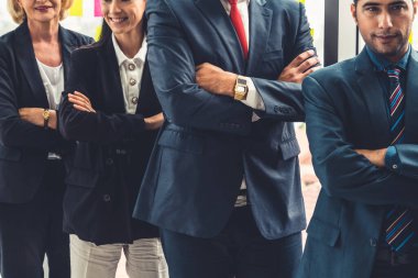 Başarılı iş adamları, işçi toplumunun güçlü ilişkilerini göstermek için bir arada duruyorlar. Modern ofiste güçlü bir takım çalışması sergileyen iş adamı ve iş kadınlarından oluşan bir ekip..
