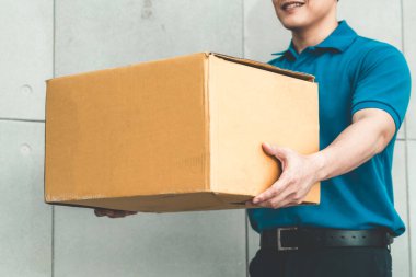 Paket kutusunu müşteriye göndermek için taşıyan teslimatçı. Teslimat işi konsepti .