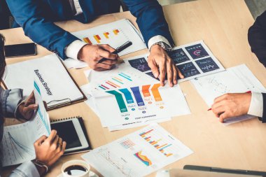 Zeki iş adamı ve iş kadını modern ofis içinde grup toplantılarında konuşuyorlar. İş ortaklığı stratejik planlama ve iş arkadaşlarının beyin fırtınası.