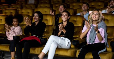 İnsanlar sinema sinemasında film izlerler. Grup eğlence etkinliği ve eğlence konsepti.