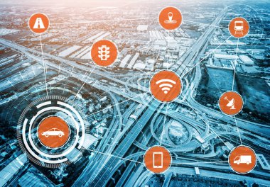 Gelecekteki araba trafiği için akıllı ulaşım teknolojisi kavramı. Sanal akıllı sistem, şehir sokaklarındaki araç verilerini birbirine bağlamak için dijital bilgi analizi yapıyor. Gelecekteki yenilik .