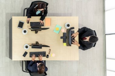 Ofiste üst kademeden kulaklık takan işadamları uzak müşteri ya da meslektaşlarını desteklemek için bilgisayarla çalışıyorlar. Çağrı merkezi, tele pazarlama acente servisi telefon ya da video konferans çağrısı.