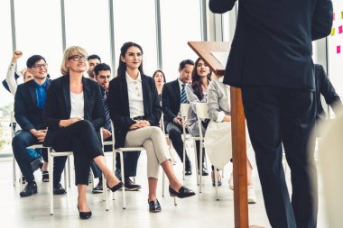 Bir grup iş adamı seminer konferansında toplanıyor. Seyirciler, çalışanların eğitim seanslarındaki eğitmenleri dinliyor. Uzman konuşmacı ile ofis çalışanları toplantısı .