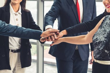 Birçok mutlu iş adamı neşe ve başarıyla el ele tutuşur. Şirket çalışanı başarılı bir iş projesini bitirdikten sonra kutlama yapıyor. Şirket ortaklığı ve başarı kavramı.