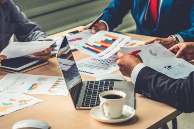 Zeki iş adamı ve iş kadını modern ofis içinde grup toplantılarında konuşuyorlar. İş ortaklığı stratejik planlama ve iş arkadaşlarının beyin fırtınası.