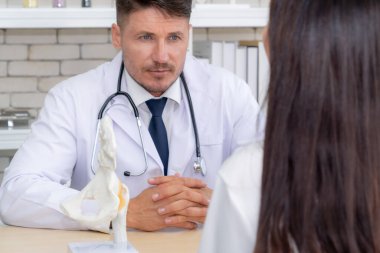 Profesyonel üniformalı doktor hastanedeki ya da klinikteki hastayı muayene ediyor. Sağlık, sağlık ve doktor hizmetleri konsepti.