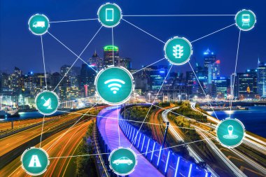 Gelecekteki araba trafiği için akıllı ulaşım teknolojisi kavramı. Sanal akıllı sistem, şehir sokaklarındaki araç verilerini birbirine bağlamak için dijital bilgi analizi yapıyor. Gelecekteki yenilik .