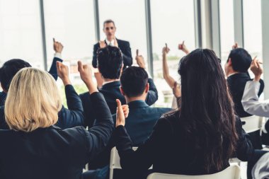 Bir grup iş adamı seminer konferansında toplanıyor. Seyirciler, çalışanların eğitim seanslarındaki eğitmenleri dinliyor. Uzman konuşmacı ile ofis çalışanları toplantısı .