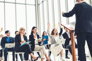 Bir grup iş adamı seminer konferansında toplanıyor. Seyirciler, çalışanların eğitim seanslarındaki eğitmenleri dinliyor. Uzman konuşmacı ile ofis çalışanları toplantısı .