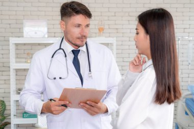 Profesyonel üniformalı doktor hastanedeki ya da klinikteki hastayı muayene ediyor. Sağlık, sağlık ve doktor hizmetleri konsepti.