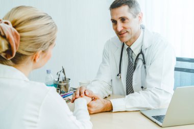 Profesyonel üniformalı doktor hastanedeki ya da klinikteki hastayı muayene ediyor. Sağlık, sağlık ve doktor hizmetleri konsepti.