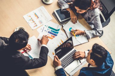 İş adamları grup toplantısı ofiste yukarıdan çekildi. İş kadınları, iş adamları ve ofis çalışanları, proje planlama belgeleriyle takım konferansında toplantı masasında çalışıyorlar. .