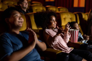 İnsanlar sinema sinemasında film izlerler. Grup eğlence etkinliği ve eğlence konsepti.