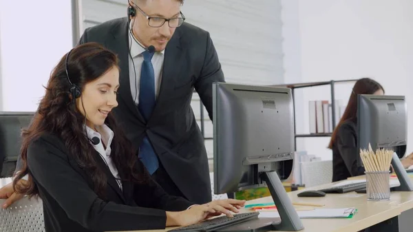 Geschäftsleute Mit Headset Arbeiten Büro Entfernte Kunden Oder Kollegen Unterstützen — Stockfoto