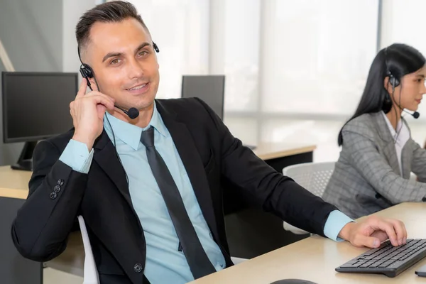 Des Gens Affaires Portant Casque Qui Travaillent Bureau Pour Soutenir — Photo