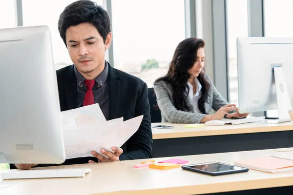 Gente Negocios Trabajando Mesa Moderna Sala Oficina Mientras Analizan Informe — Foto de Stock