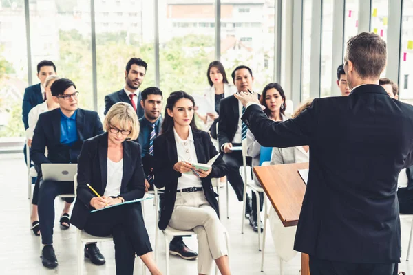 Grupo Empresários Reunidos Uma Conferência Seminário Audiência Ouvindo Instrutor Sessão — Fotografia de Stock