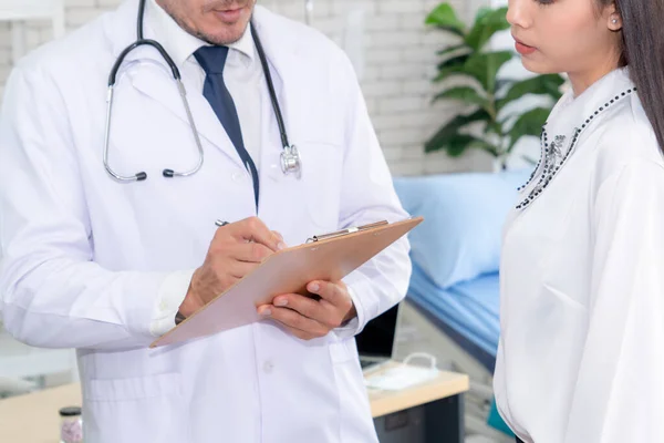 Medico Uniforme Professionale Che Esamina Paziente Ospedale Clinica Medica Concetto — Foto Stock